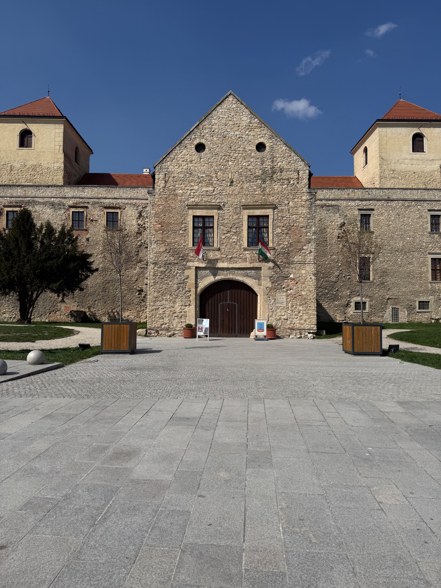 Thury Vár — 2. fotó