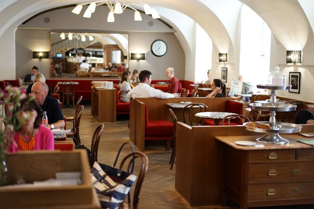 Cafe Diglas im Schottenstift